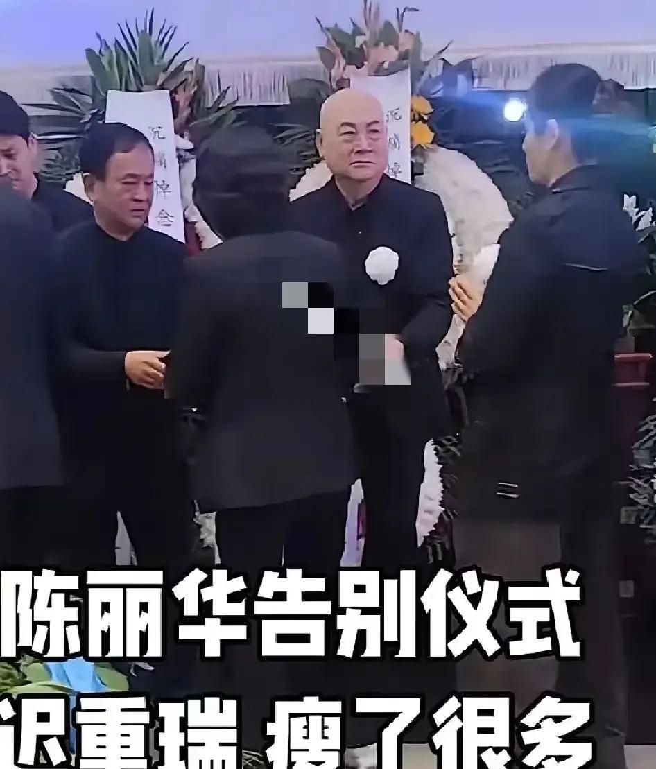 褪去昔日儒雅，迟重瑞葬礼上神情滞涩，繁华背后的深情藏不住灵堂前的迟重瑞精神萎靡