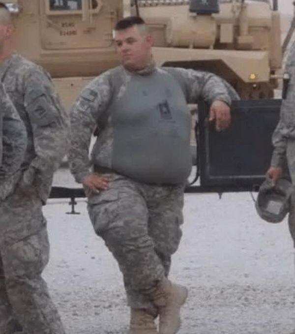 五角大楼自己出了一份报告，美国17岁到24岁的青年里，有77%的人不具备参军资格