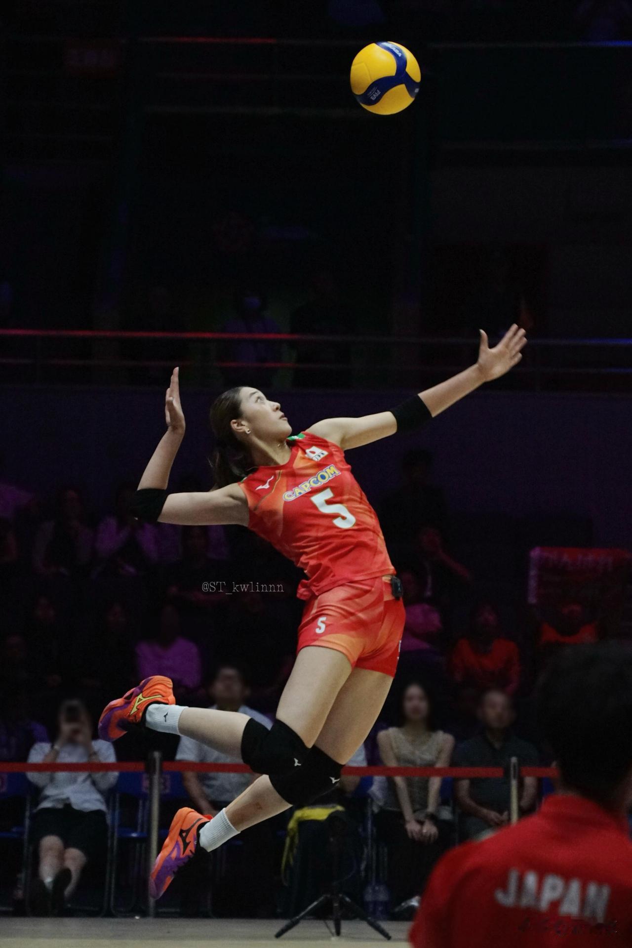 看看日本女排的三叉戟：石川真佑、佐藤淑乃和和田由纪子的大力跳发姿态，像一个模版刻