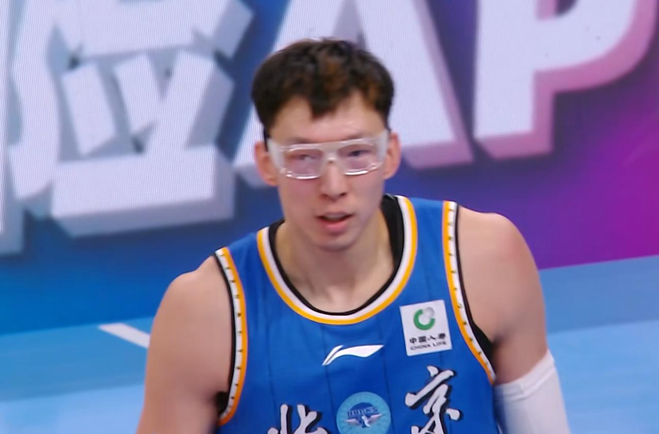 CBA名记痛批北京队1人：打得什么玩意儿？要是客场早被罚出去了……昨晚，CBA