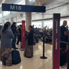 印度新德里机场的印度轮椅大军，看着是不是很壮观，不知道还以为是印度那边卫生医疗条