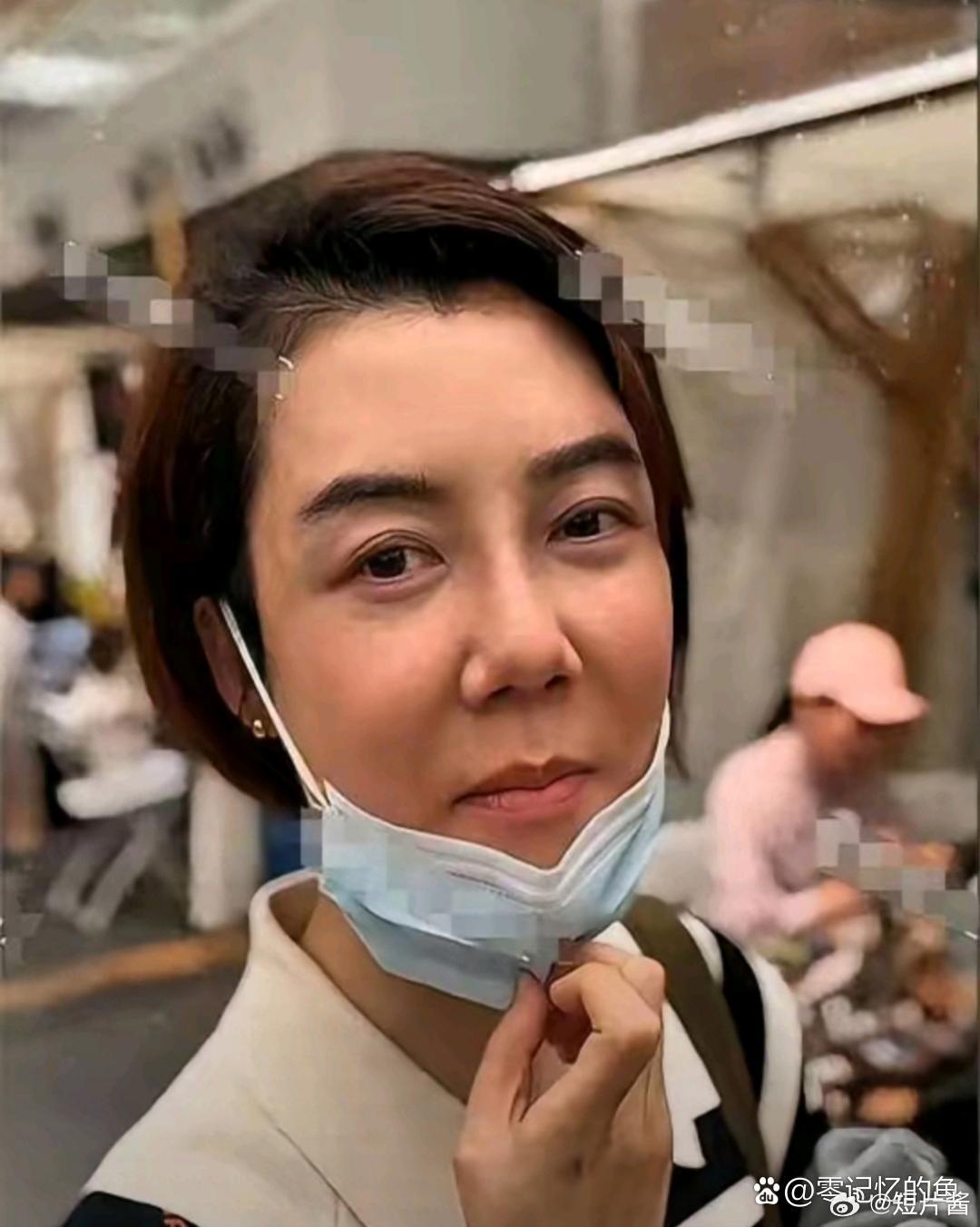 车晓素颜逛早市。