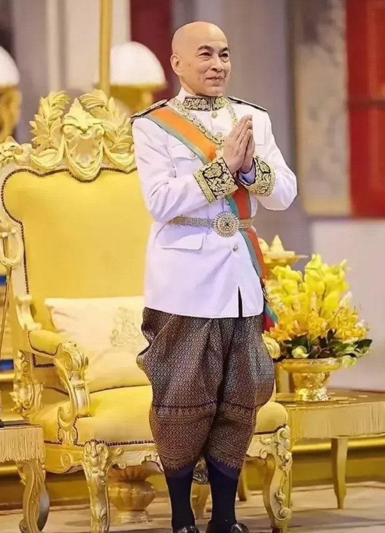 国王与国王，一旦泰王命令（默许军方制定方案）泰军勤王护驾，恢复柬埔寨国王的权力，