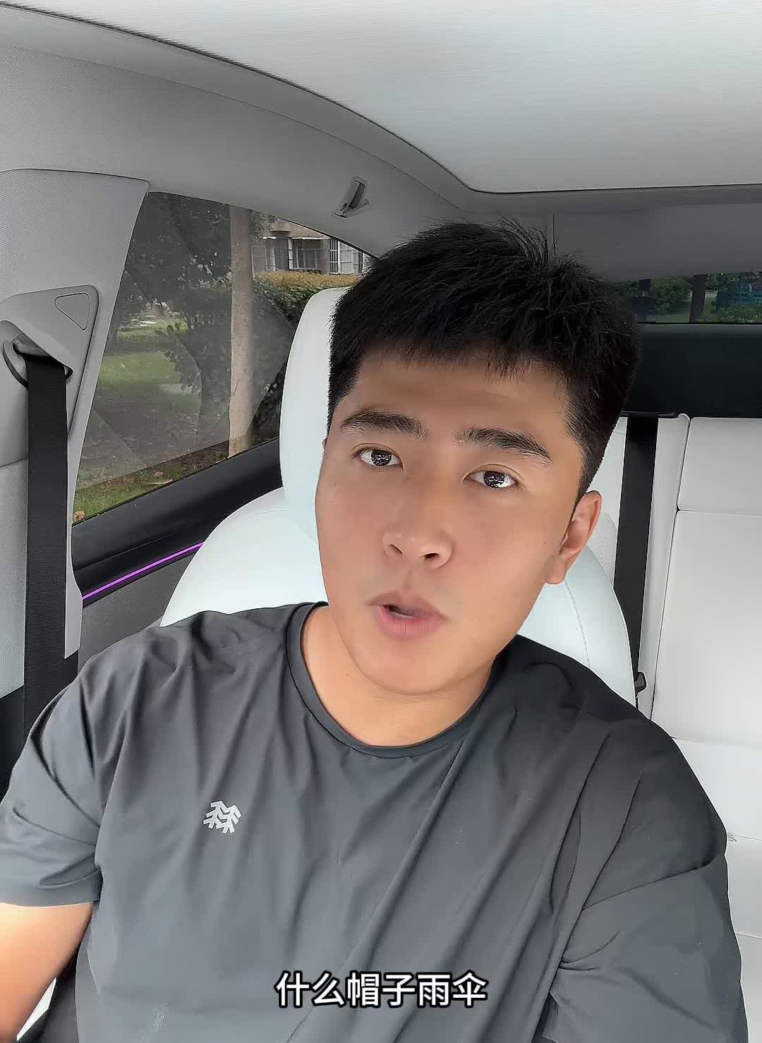 很多提了特斯拉的朋友们都会抱怨特斯拉提车怎么什么都不送。其实早些年提车是还会送一