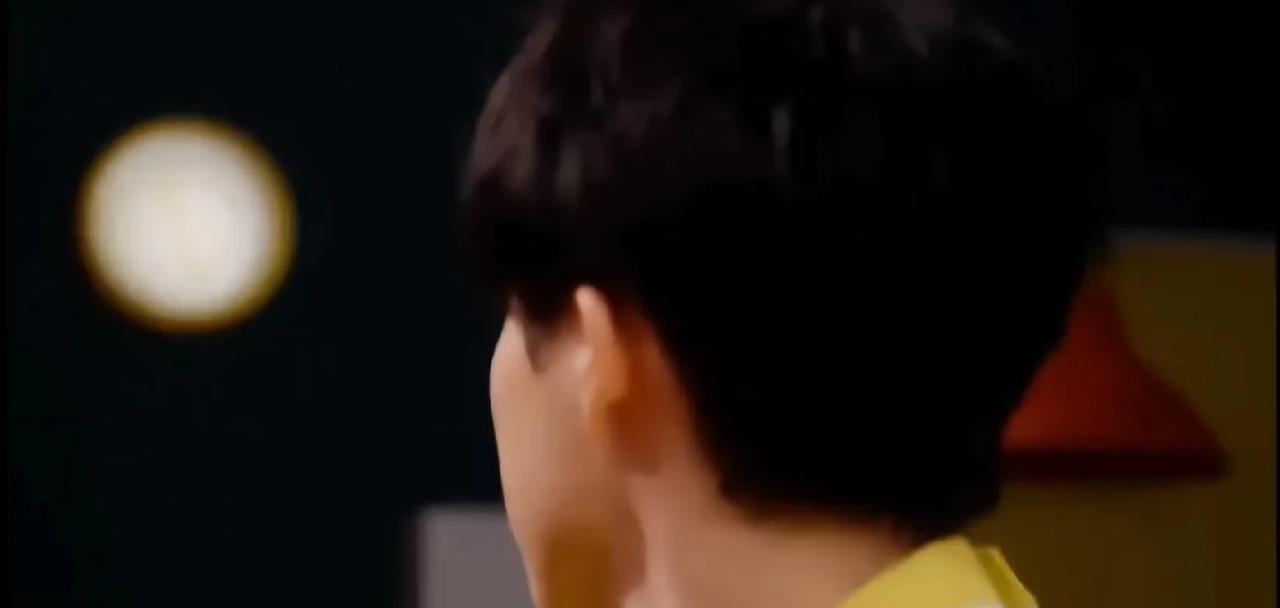 头哥这侧脸杀！真帅气！好温柔的感觉啊！这个场下与场上的反差有点大哈！场上凶得能