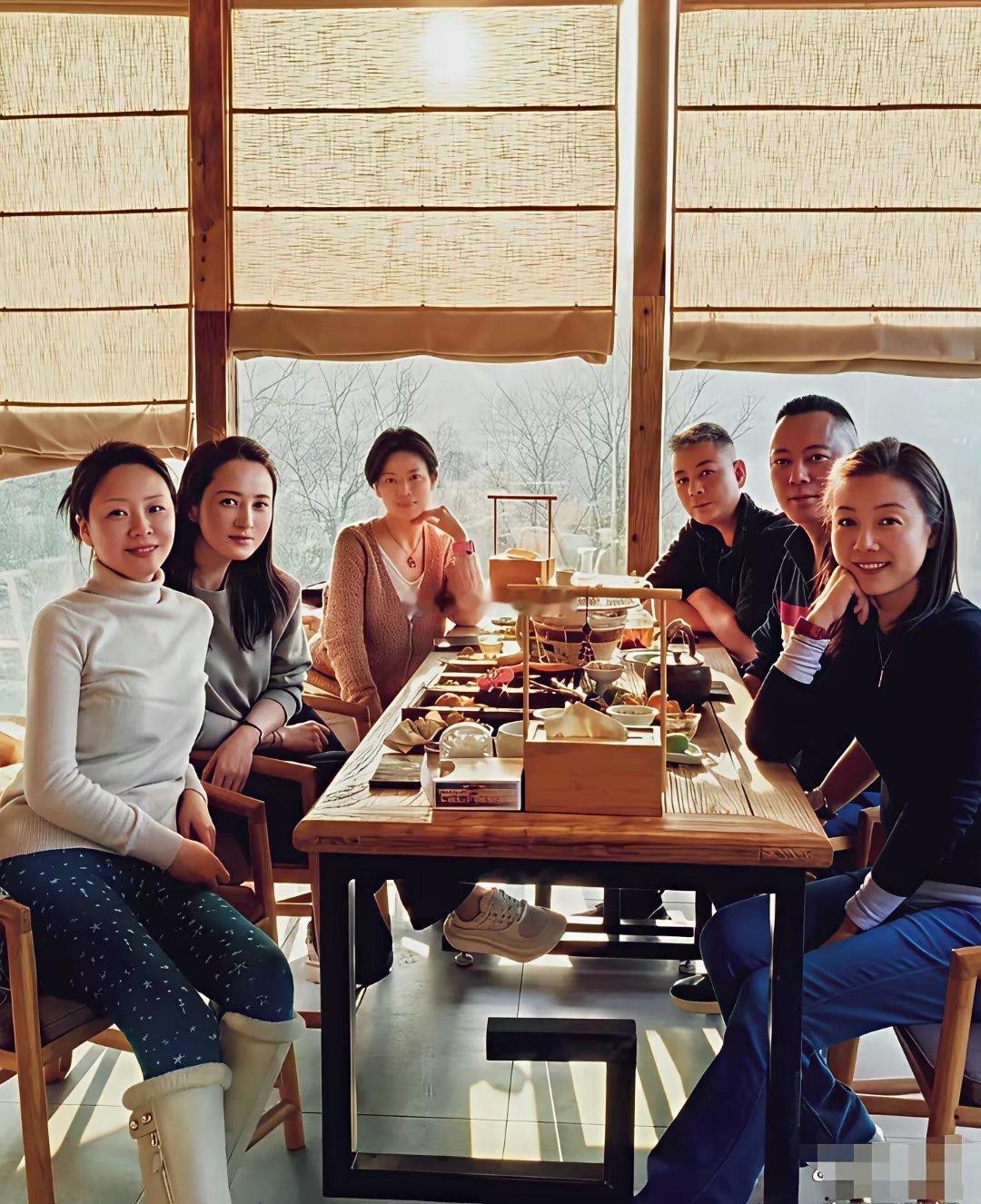 蒋勤勤回重庆与同学聚餐与同学们相比除了脸小一点，也没什么区别！​​​