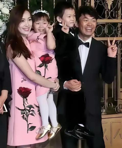 当年马蓉心气很高，打心底觉得王宝强配不上自己。觉得自己外形出众，不甘心跟王宝强过