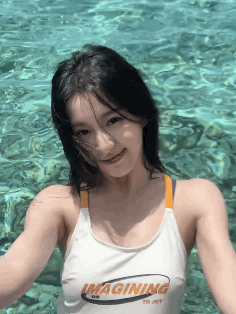 “新黄蓉”包上恩在海里拍的写真，小美女果然是美得让人窒息！她2002年5