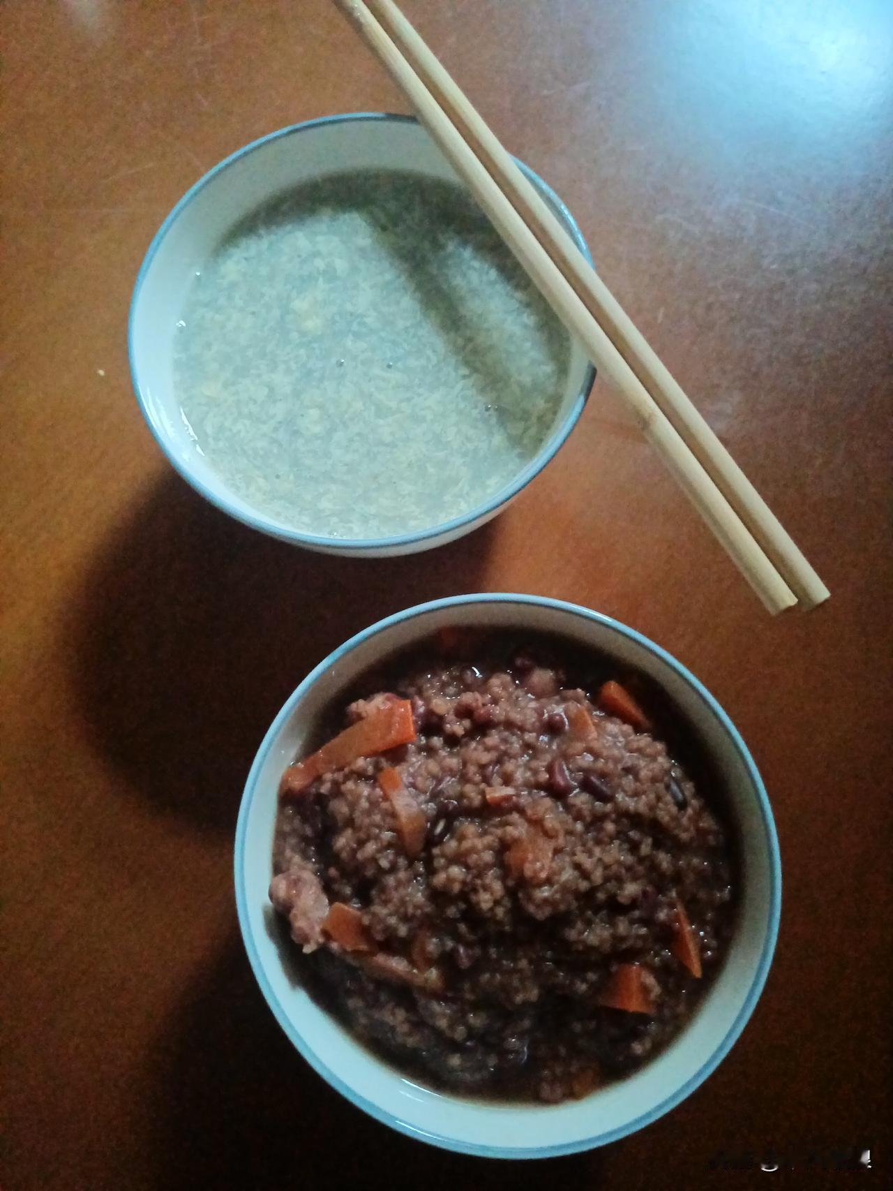 9月18号，晴天，熬了一碗五谷朵杂粮粥和一碗黑芝麻槡椹粉加了一个鸡蛋早餐了事。