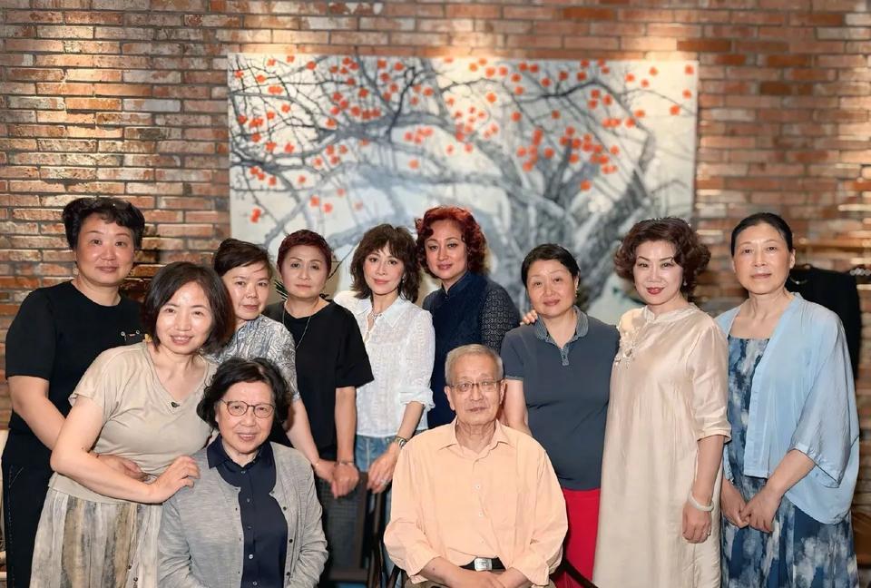 刘嘉玲回故乡苏州，与老师同学重聚5月19日中午，刘嘉玲在社交媒体发文，原来是回