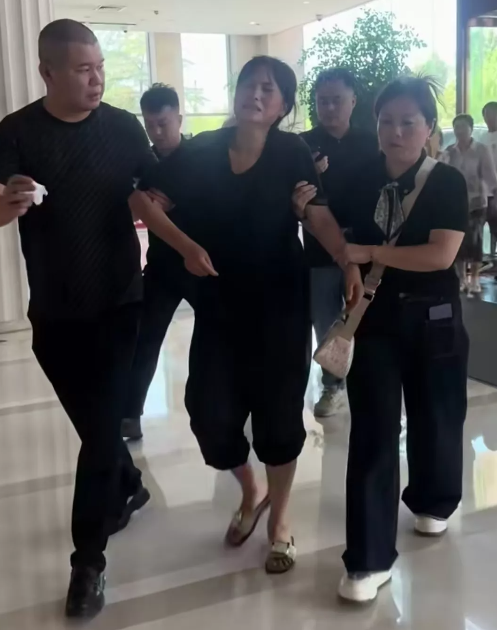 东北大学遇难者的母亲来接孩子了！泪水早已哭干，整个身体已经由不得她来主宰，在