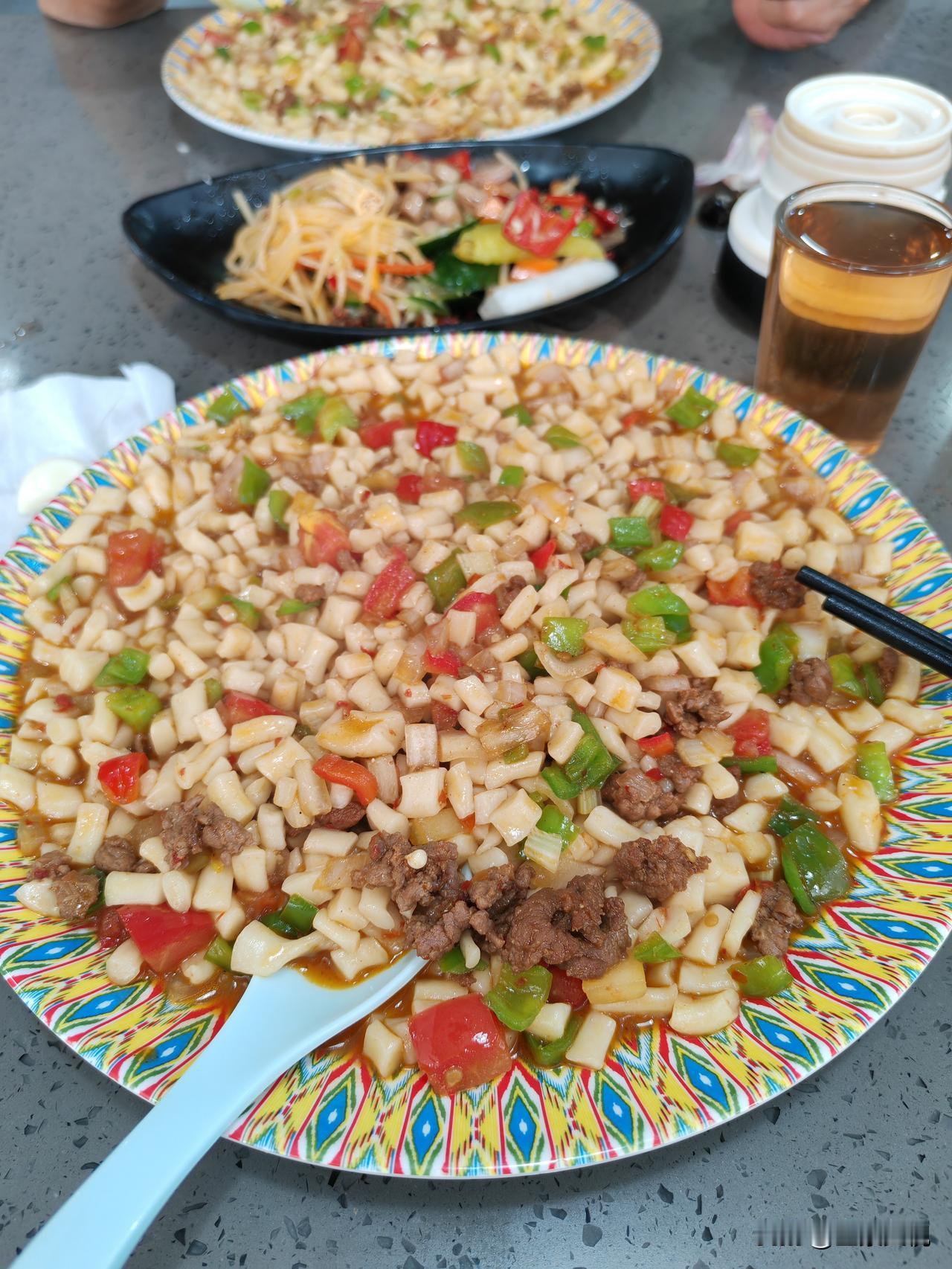 昨天和朋友唱完戏，本来要去凤城三路吃马有布牛肉面，结果朋友领我进了一家新疆餐厅。