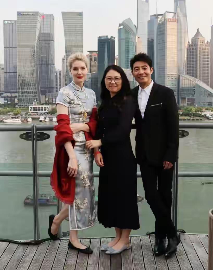 左边是李白，右边是撒贝宁最中间这位美女是谁？她凭啥独占C位她的个头最矮，带