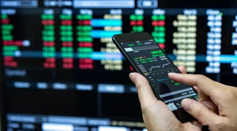 清退设备这个是传闻，有券商回应说是没有收到通知，要继续关注的，那我们就暂且等回应