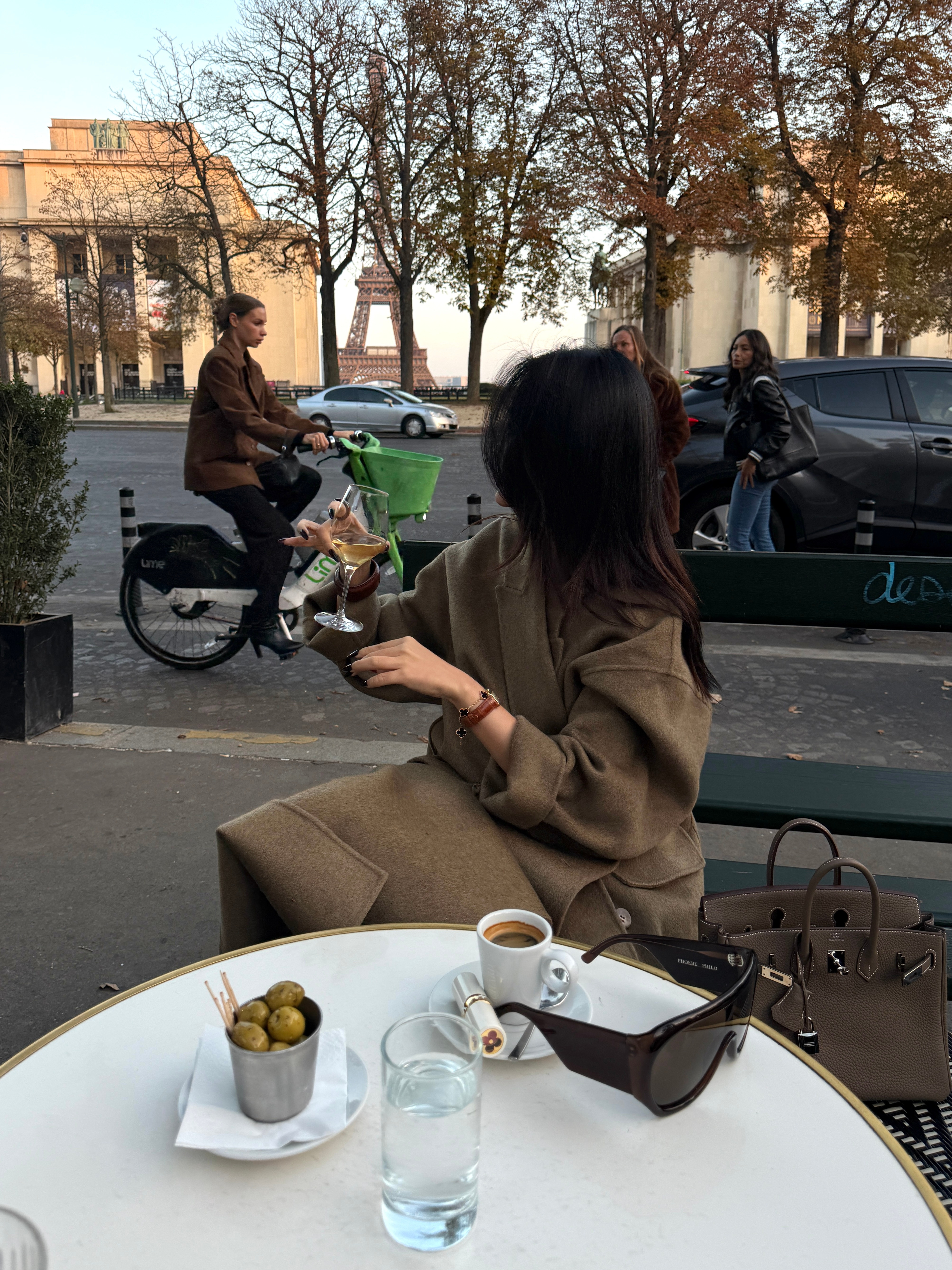 在秋意正浓的巴黎☕🍂最近巴黎降温幸好出门穿了一件小山羊绒大衣真的是轻盈又温暖御