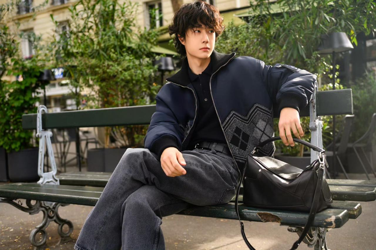 LOEWE罗意威全球品牌代言人王一博巴黎街头的闲暇时光……自在写意的松弛中轻松