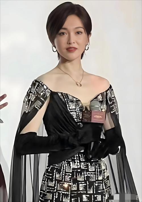 爆！内娱甜妹天花板“造反”！41岁唐嫣一刀剪断20年滤镜，少女感滚蛋！内娱