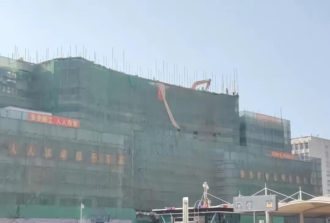 济南火车站改造团队再度发力，增加了地下通道并取消了商务用地。现在，天龙大厦