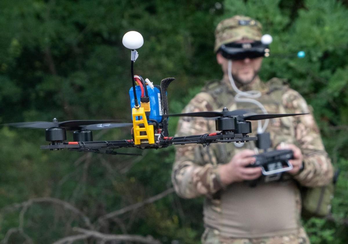 当全球无人机比拼航程、载荷等传统性能时，中国已然在智能无人作战赛道实现颠覆性突围