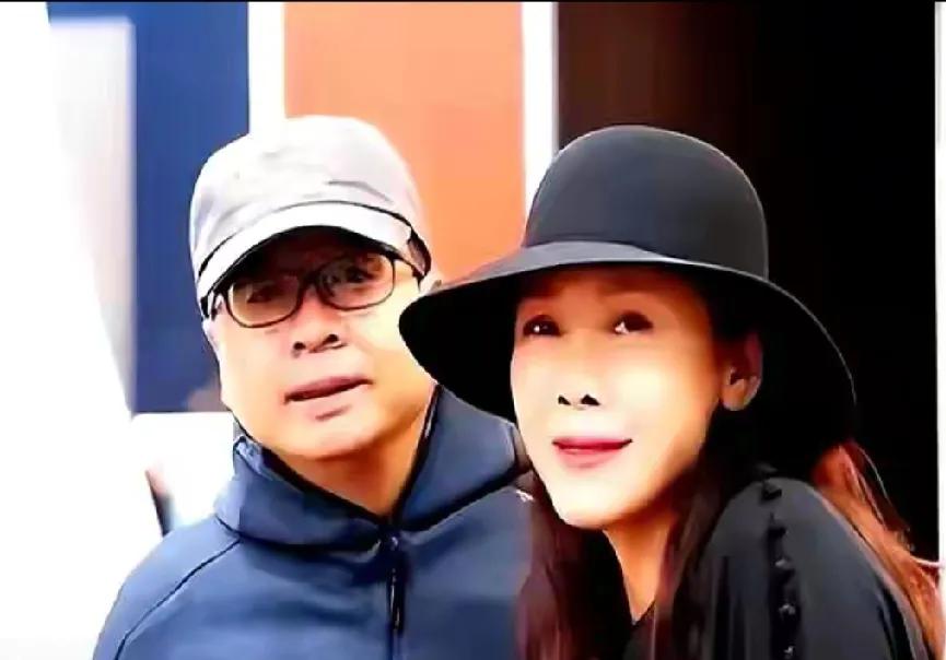 59岁田震消失多年后复出，背后男人竟是张卫宁！摇滚女王曾与那英平分秋色，2001