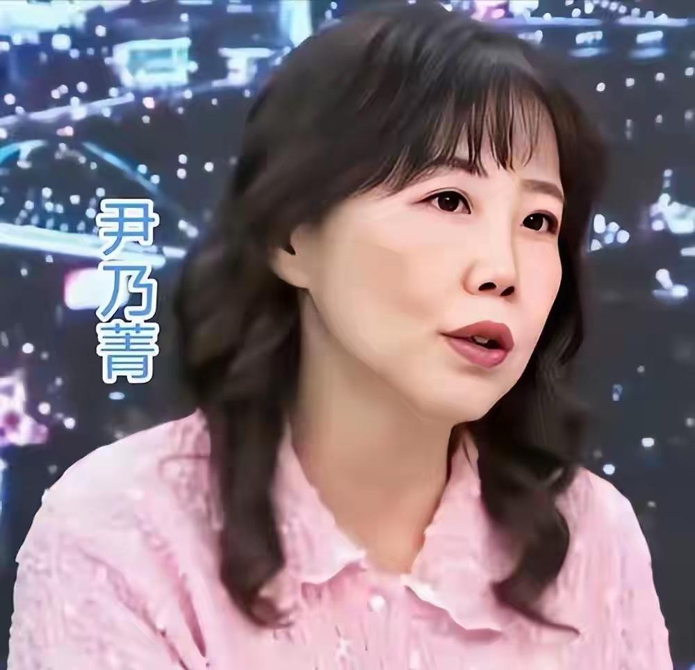 大家注意没？尹乃菁随郑丽文参访大陆回台后，政治立场正悄然发生变化。尹乃菁早年