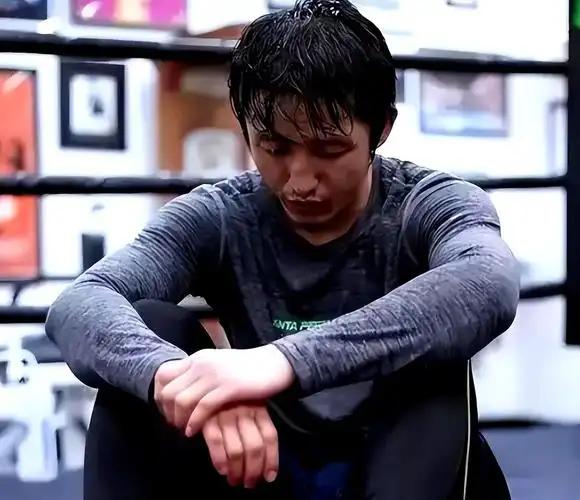 邹市明说，我打拳20多年，长年累月承受击打，属于积劳成伤。 邹市明此前将身体