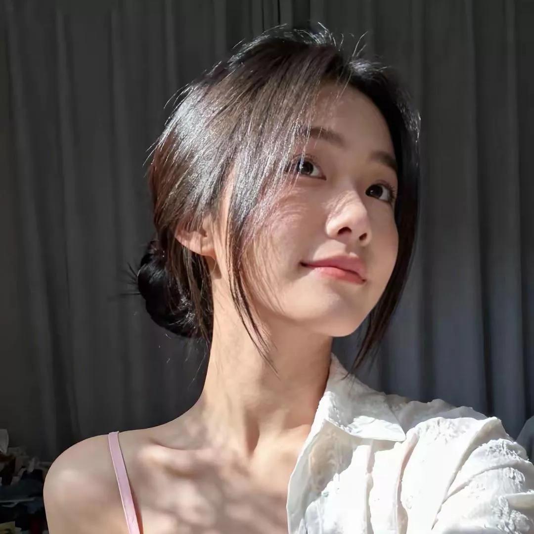 花开花落，岁月静好。清浅时光伴流年时光里静得花开时光的静好花落总会开何惧