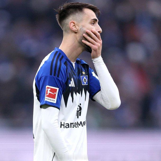 阿森纳租借球员法比奥·维埃拉在代表汉堡参加的最近三场联赛中，已经领到两张红牌金