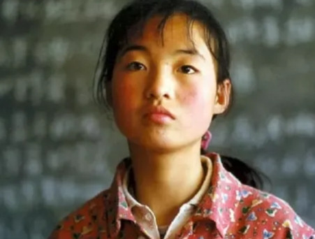 1999年，张艺谋捧红了农村女孩魏敏芝。拍完戏后，魏敏芝想当明星，张艺谋却不同意