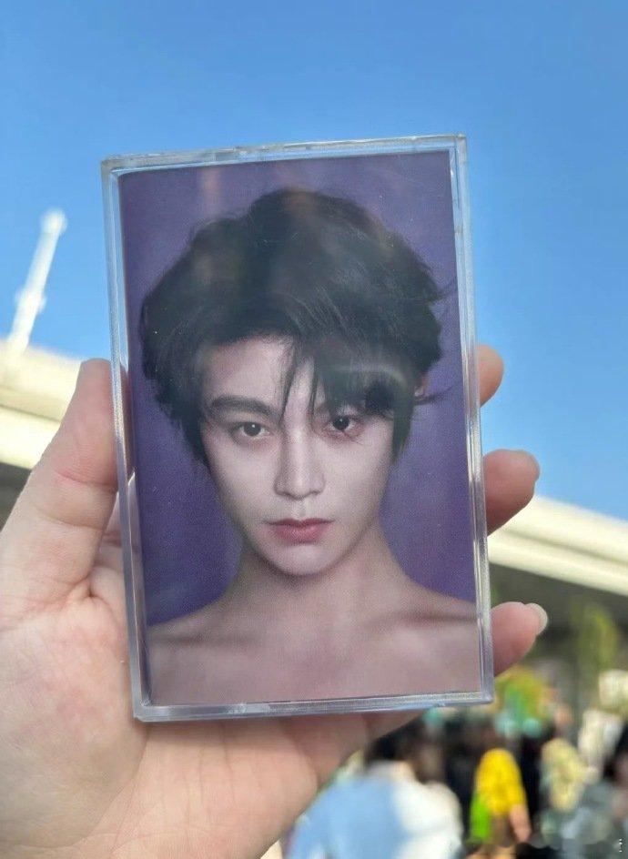 丁禹兮逆应援是露肩卡，好大方