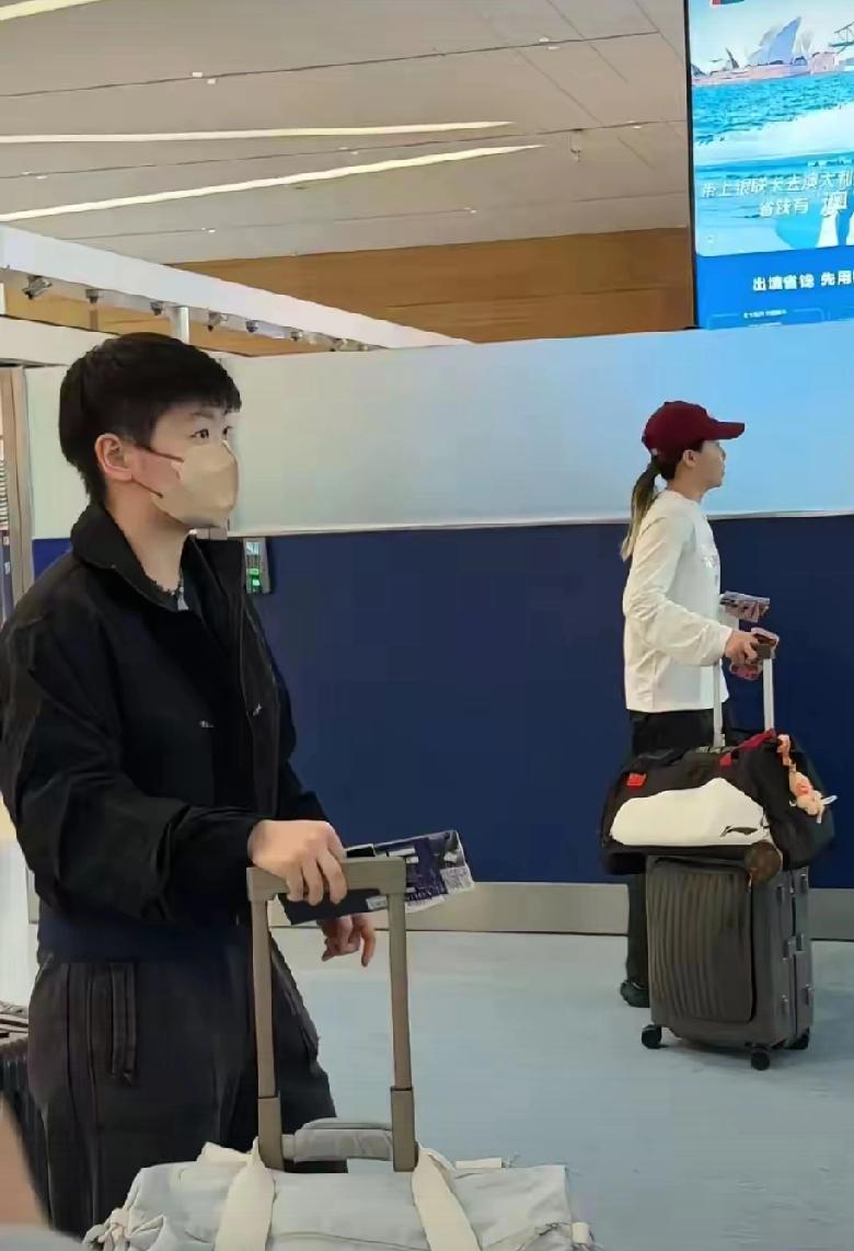 表姐很幸运，在机场碰到莎莎了。她说，莎莎本人真的很瘦。没有镜头里的看着胖。白白