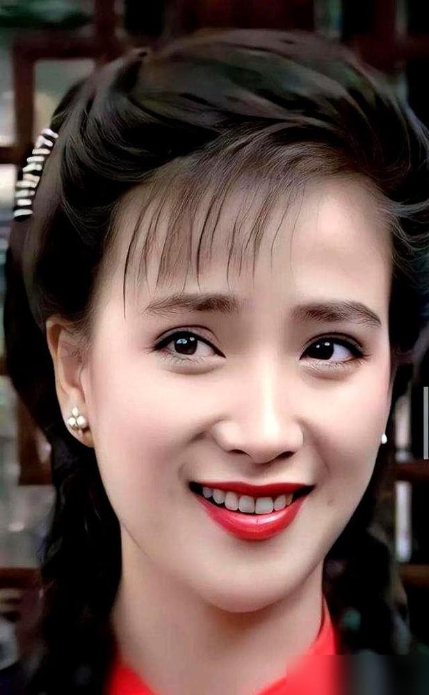 终于有点明白了，何晴和许亚军为什么会分开。看到一张她当年拍戏晕倒的照片，人倒在地