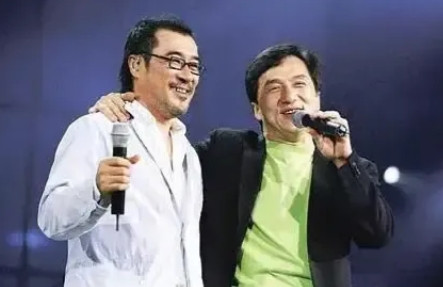 2004年，成龙带着李宗盛、周华健等一众大牌去美国参加商演，飞往目的地后，主办方