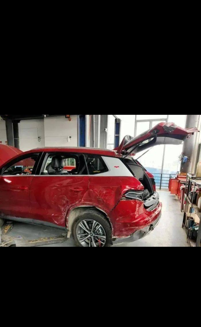 我的小宋今天被三辆车连环相撞今天我返乡，上高速公路的时候，前面特斯拉突然刹车，