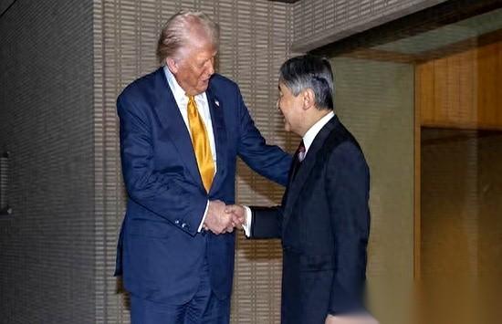老川(特朗普)跑去见日本天皇,一上来就放大招。半小时的会面,他对着天皇一顿输出