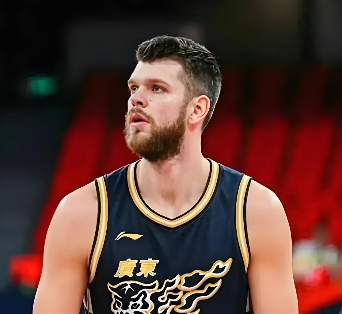 杜锋向拉科塞维奇提要求！对阵福建男篮的首秀中，拉科塞维奇拿到32分16个篮板，