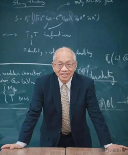 美籍华裔数学家曾经丘成桐表示，中国的数学水平比美国落后了80多年，甚至和美国