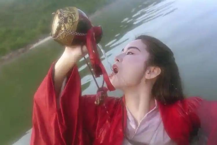 《笑傲江湖》身死的20个高手，都是死于谁手呢？《笑傲江湖》中的高手主要以日月
