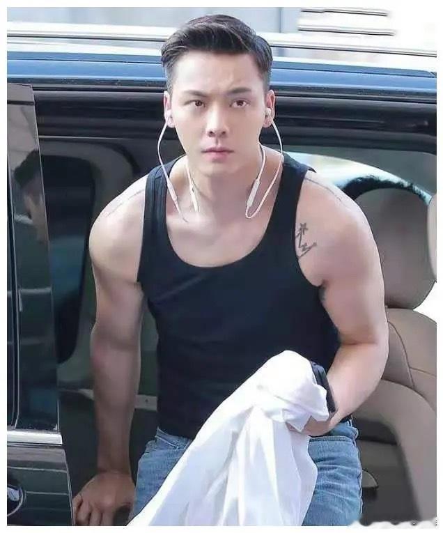 1.张志明当年那些黑料可不少，站错队的事搁现在妥妥算风险艺人，真搞不懂怎么突然一