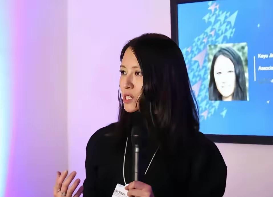 爱泼斯坦事件闹得沸沸扬扬时，她却高调出现在公众视野！留美学者金刻羽一回国就对经济