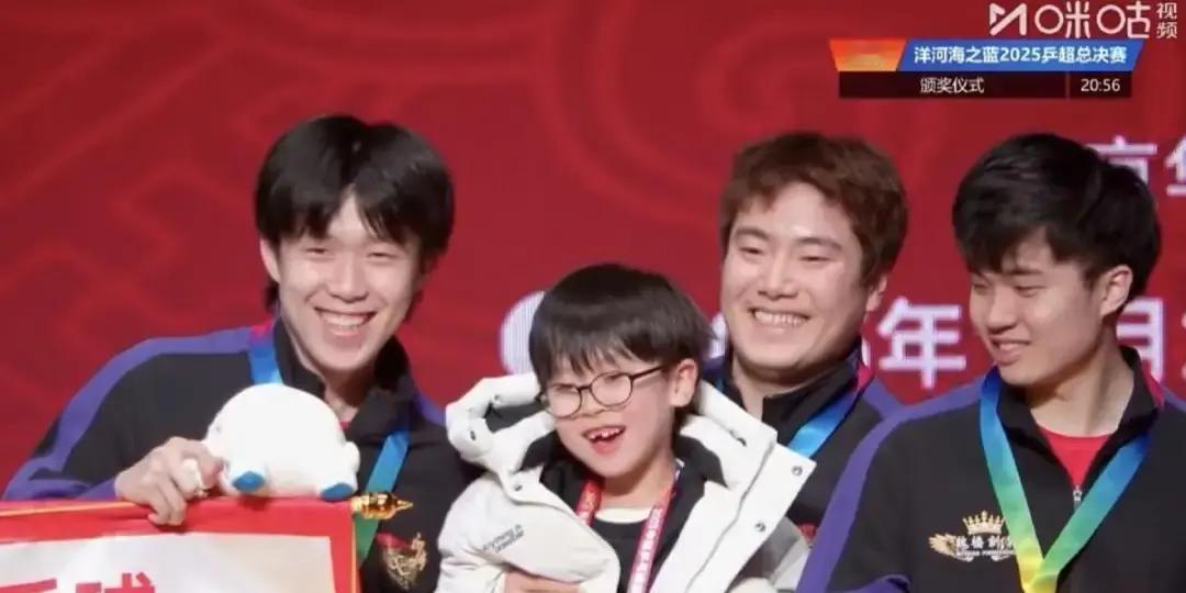 “姑父”叫出口，热搜炸了！梁靖崑儿子一句童言，把王楚钦推上话题中心。有人翻