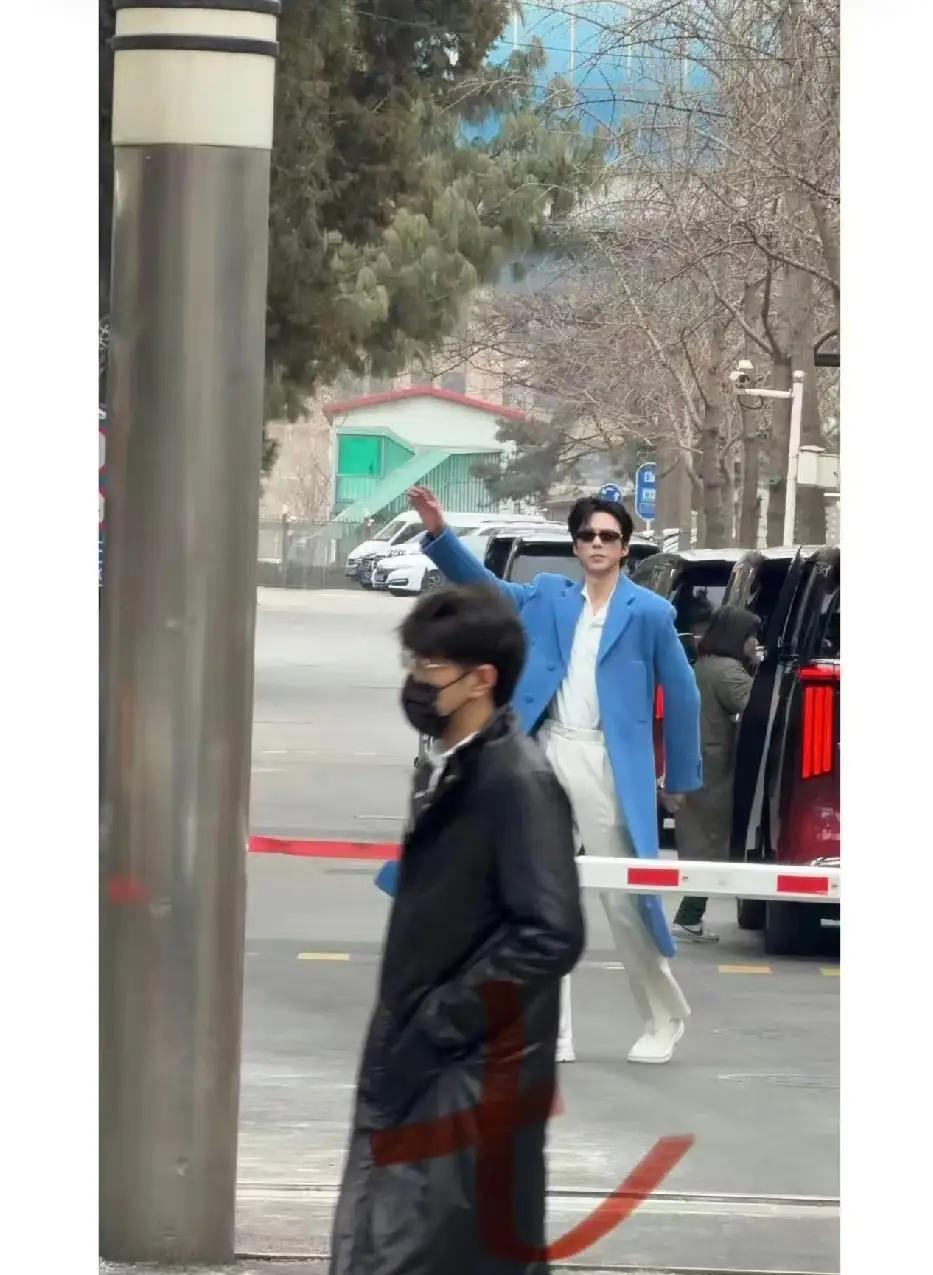 春晚最狠的“官宣”，不在节目单，藏在王铮亮的大衣里。一开始，他把自己裹成一团蓝