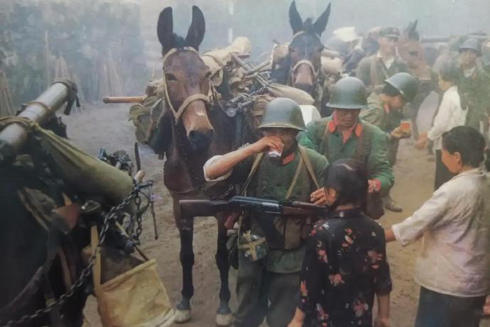 这幅名叫《开赴前线途中》的照片，在1984年获得全军摄影一等奖。1984年4