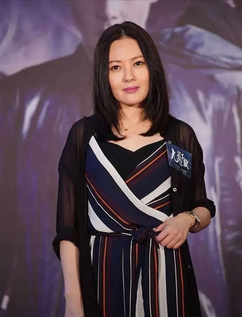 李丽珍虽然老了，但是韵味十足，年轻的时候也是没到家的女人，五官很精致，气质典雅，