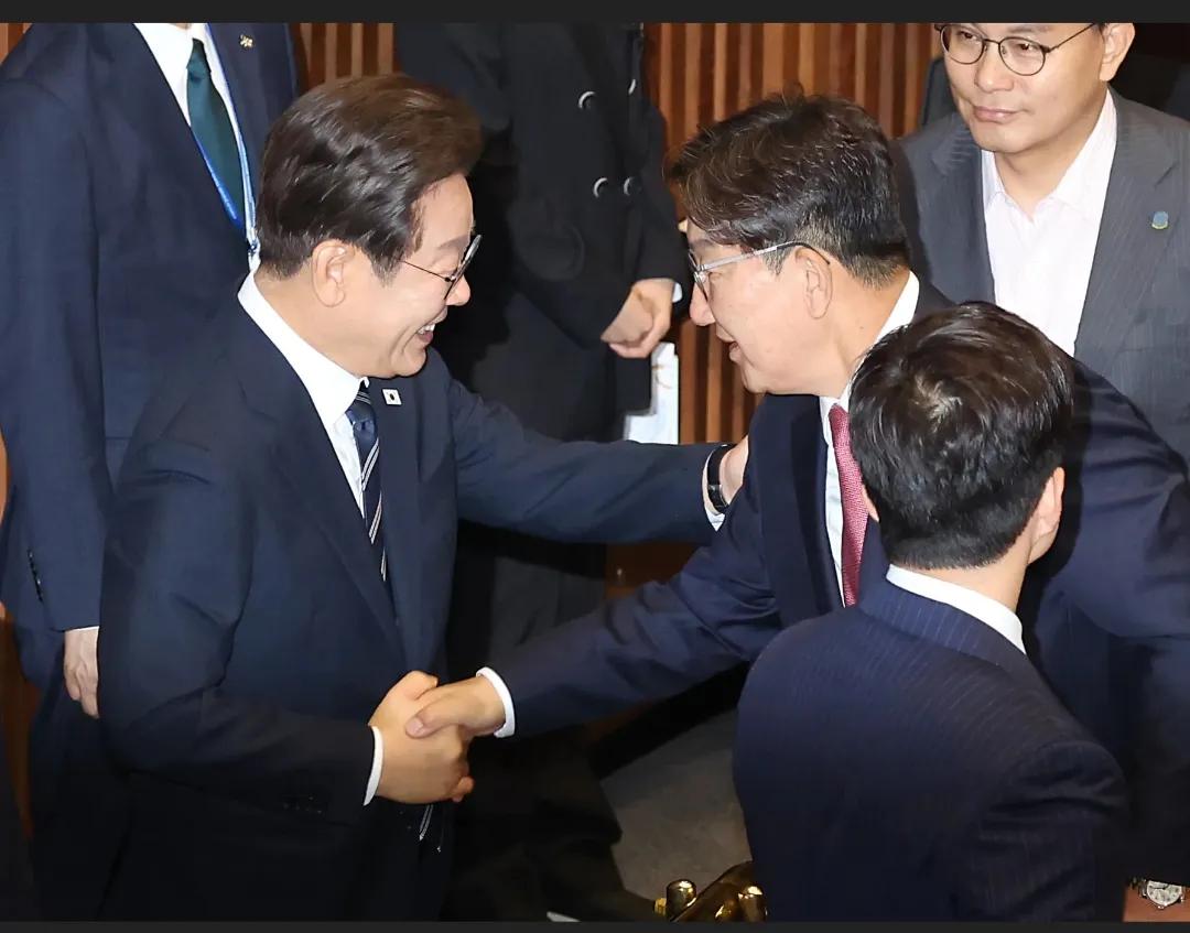 失去党鞭座位的权性东依然“光鲜”？因为虽然坐在会议的最后一排，总统依然专程