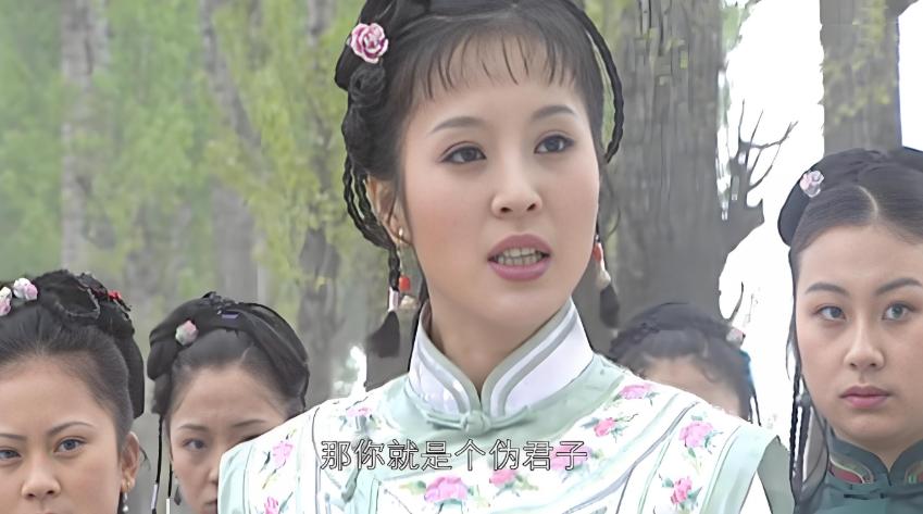 李光地从怀中取出一只包着东西的手绢，打开来放在康熙的跟前，说这是自己从海边带回来