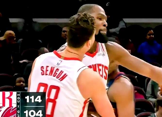 申京你差不多行了，杜兰特都“嫌弃”你了。火箭兵不血刃拿下骑士，第三节浪了