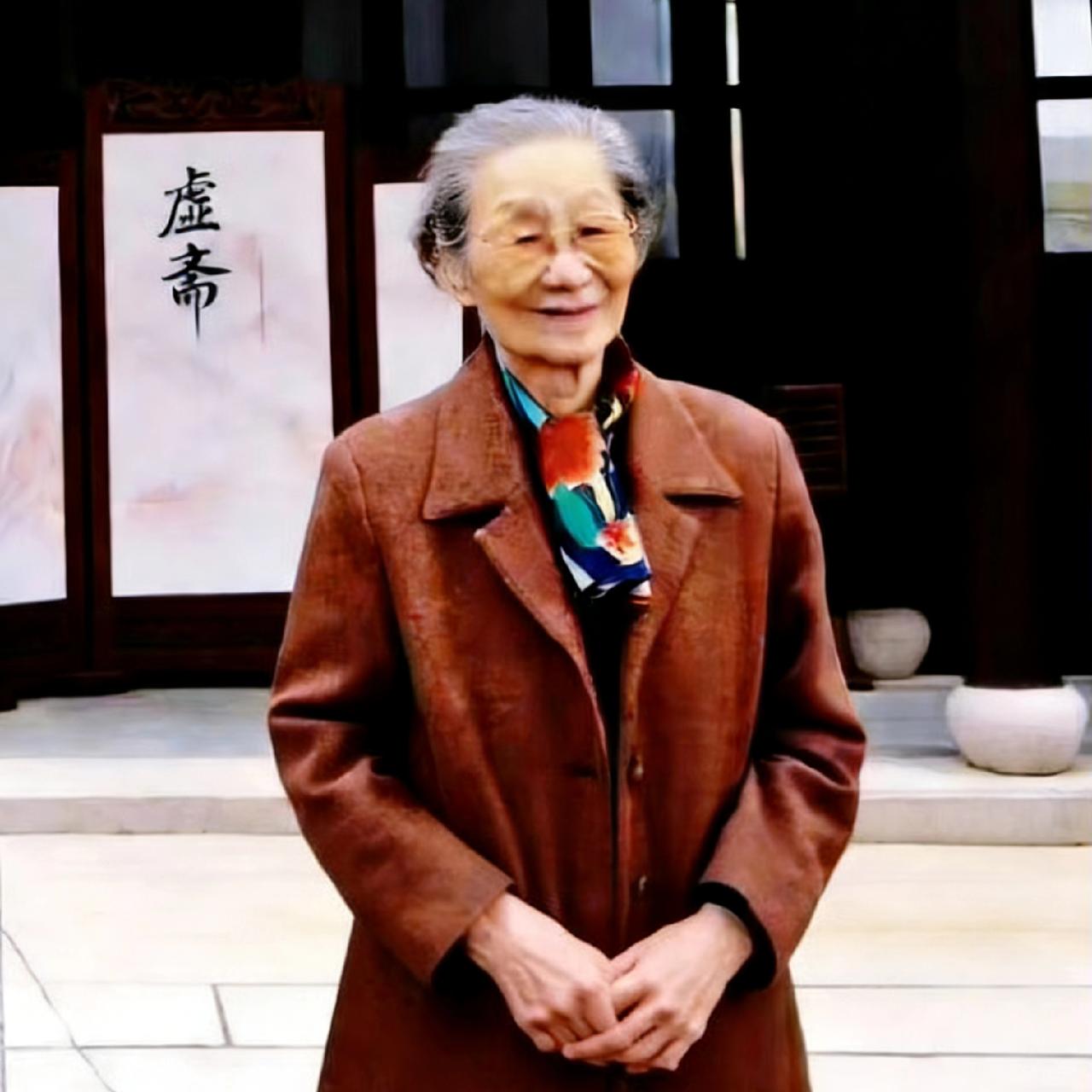 庞莱臣的曾孙女庞叔令女士，一张罕见的留影，这张照片是几年前拍摄的，镜头中的庞叔令