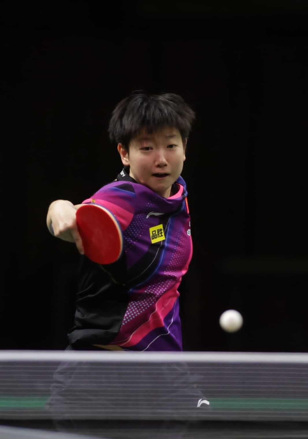 孙颖莎11-2、11-4、11-6击败张本美和!伦敦世乒赛女团决赛，前三场