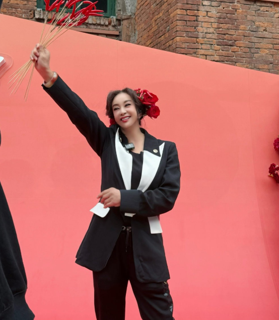 刘晓庆在社交媒体发文分享了一组照片看起来是回到了老家重庆刘晓庆发文：荣归故里